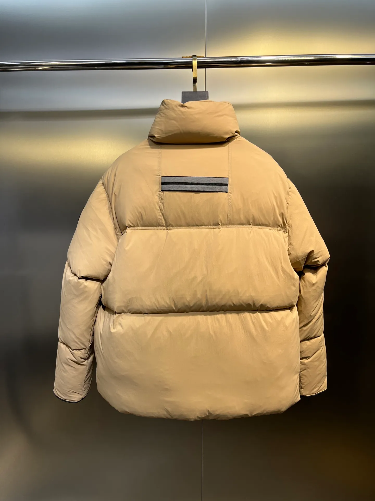 P800 Canada gooes】Large Goose Sleeve Stand Collar Down Jacket The Lawrence Down Jacket provides essential protection for everyday adventures. Delicately soft fabric, this is a water-repellent fabric that is soft to the touch yet durable. Filled with extremely fluffy white duck down. This piece has a quilted body and structured down. Padded collar and reflective double-stripe grip tape. Extended hem and tucked-in inner rib-knit cuffs.  Size: XS-2XL